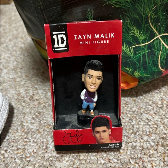 One Direction Mini Figure Set - Picture 2 of 6